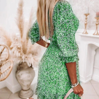 Ebba – Blomstret minikjole med flæser