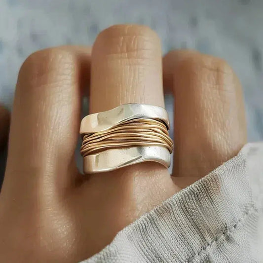 Ring i sølvlook med gyldne tråde