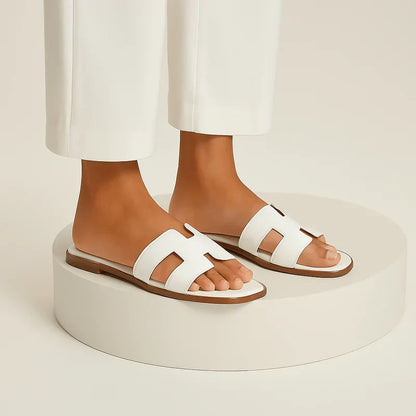 Ivyris | Elegante flade sandaler med udskåret design