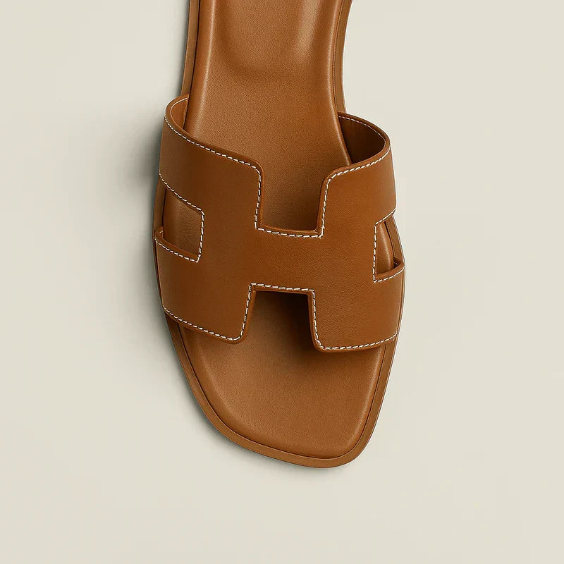 Ivyris | Elegante flade sandaler med udskåret design