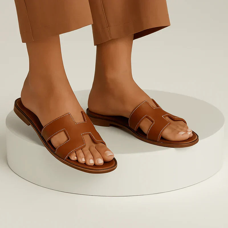 Ivyris | Elegante flade sandaler med udskåret design