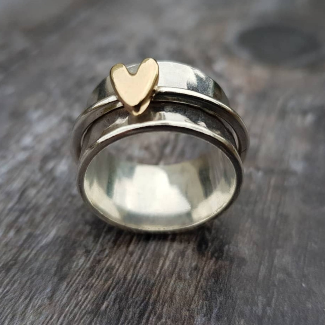 Ring i sølvlook med gyldent hjerte