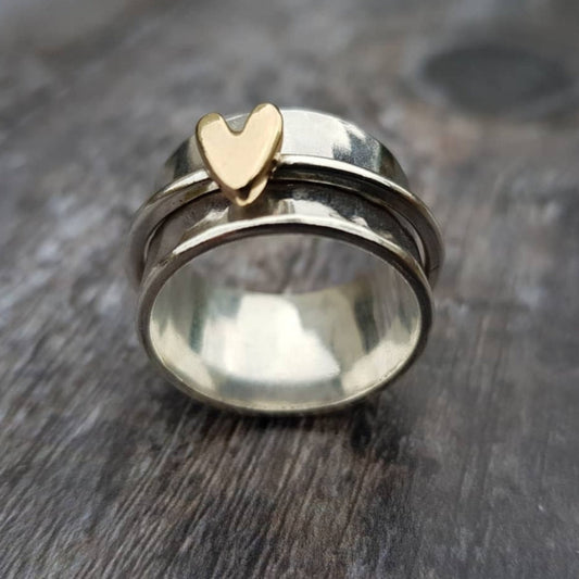 Ring i sølvlook med gyldent hjerte