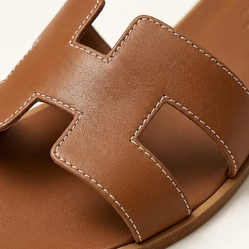Ivyris | Elegante flade sandaler med udskåret design