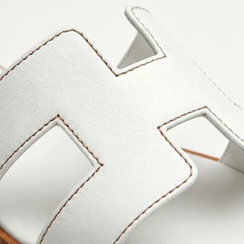Ivyris | Elegante flade sandaler med udskåret design